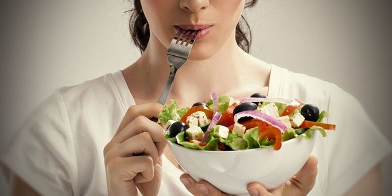 تأكل الفتاة بشكل صحيح لتجنب مشاكل الوزن الزائد